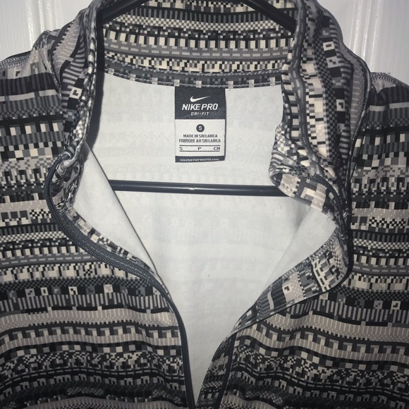 Nike top - Picture 2 of 2